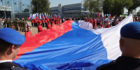В Ростове развернули 60-метровый триколор ко Дню флага России - Газета Рассвет